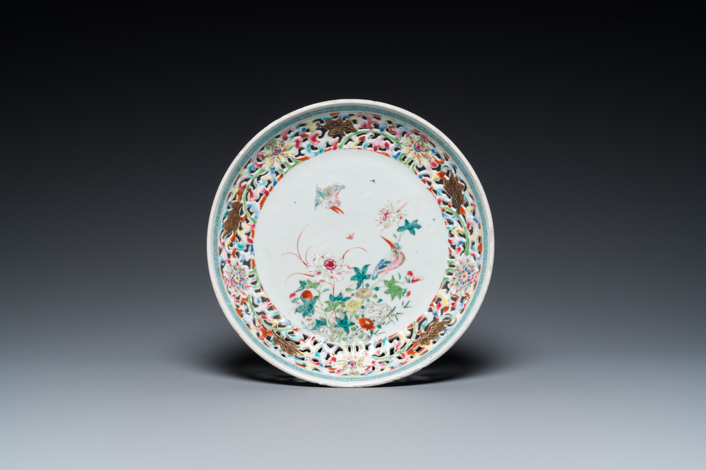 Plat en porcelaine de Chine famille rose &agrave; bord ajour&eacute;, Yongzheng/Qianlong