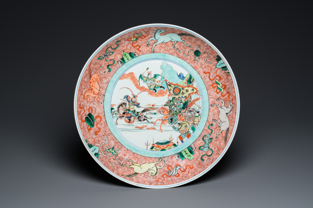 Een grote Chinese famille verte schotel met strijders te paard, Kangxi merk, 19e eeuw