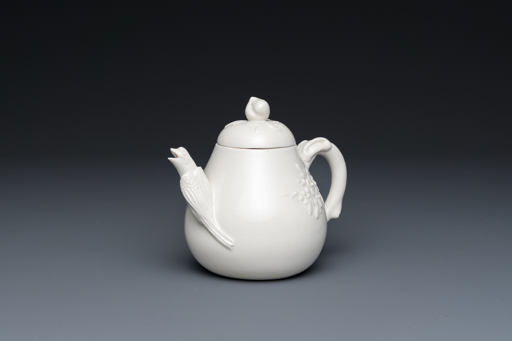 Een Chinese Dehua blanc de Chine theepot, gesigneerd Yi Gong, 18/19e eeuw