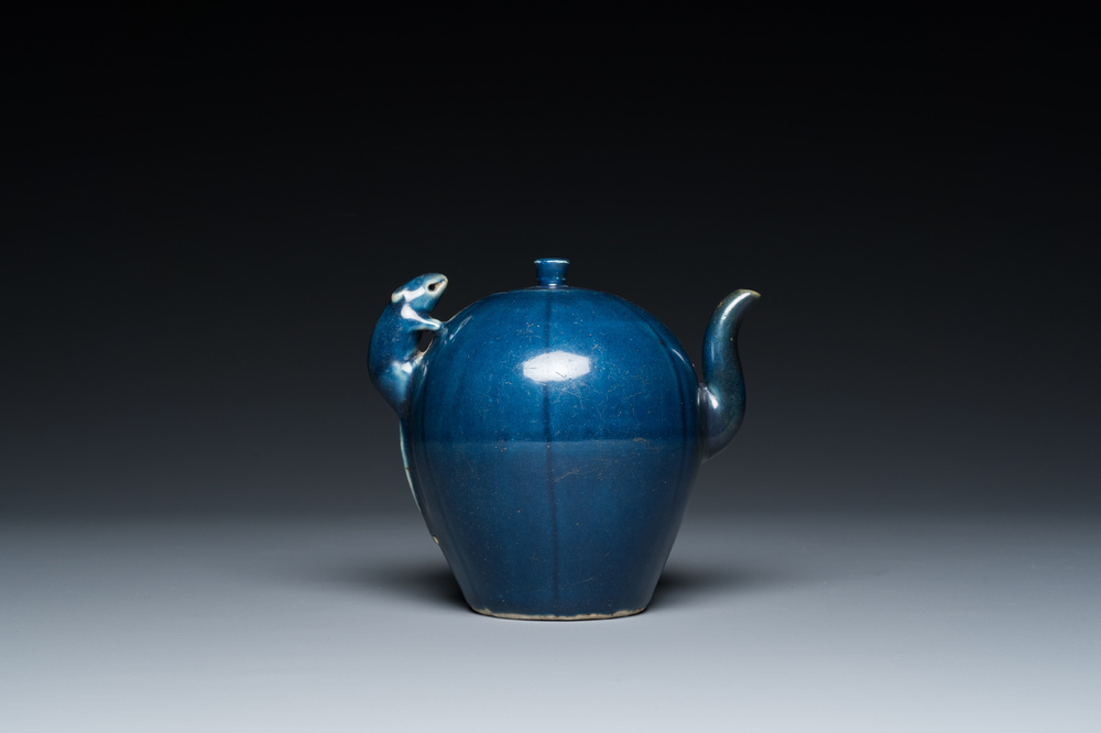 Een Chinese monochrome blauwe theepot met een rat als handvat, Transitie periode