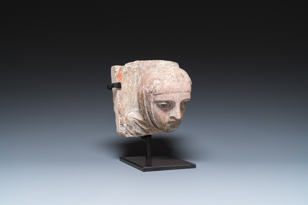 Fragment de corbeau en pierre sculpt&eacute;e figurant une t&ecirc;te de sainte aux traces de polychromie, Pays-Bas, 15&egrave;me
