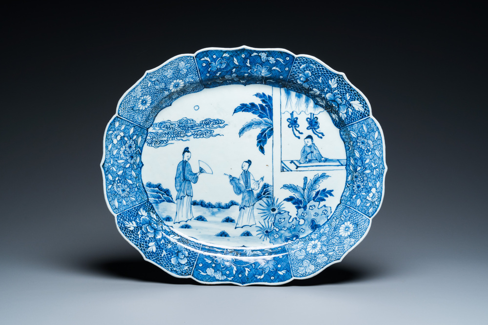 Een grote Chinese blauw-witte 'Xi Xiang Ji' schotel, Qianlong
