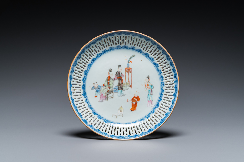 Assiette au bord ajour&eacute; en porcelaine de Chine famille rose &agrave; d&eacute;cor 'san niang jiao zi', Qianlong