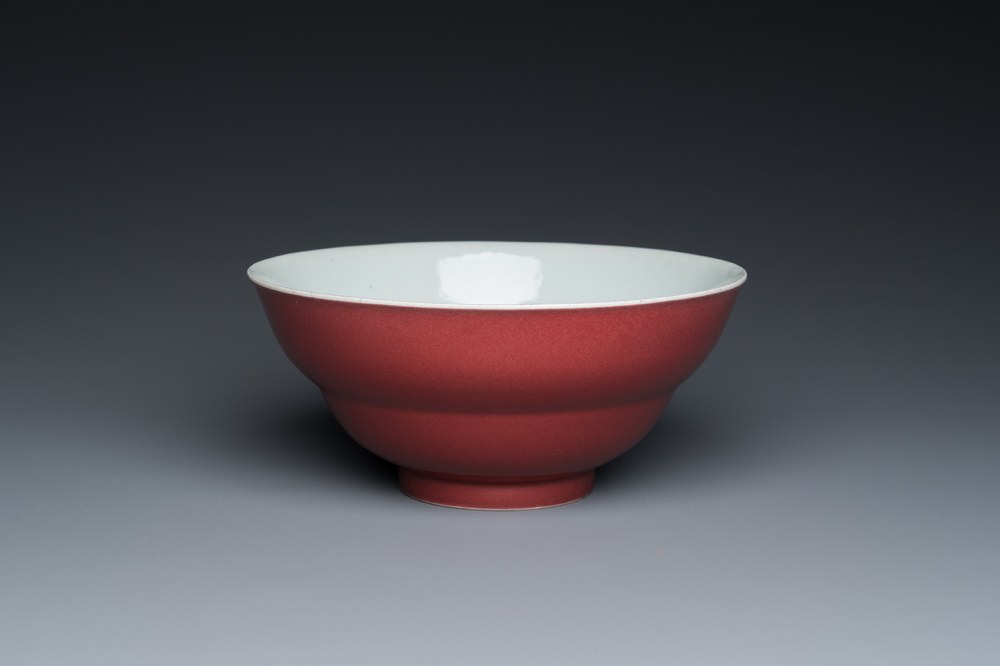Een Chinese monochrome leverrode kom, Qianlong merk en periode