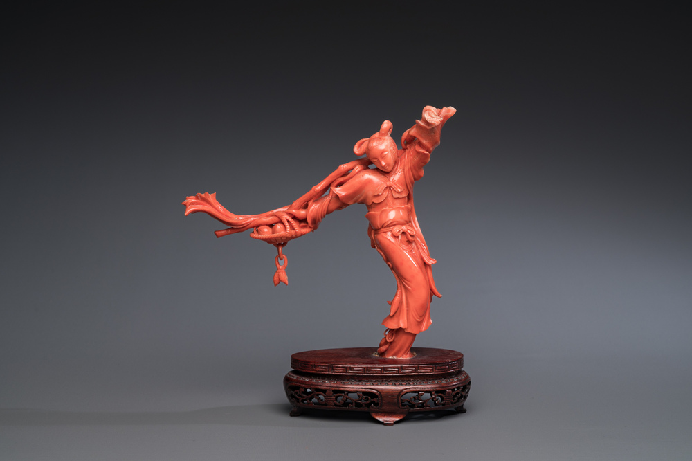 Een Chinese bloedkoralen figuur van de onsterfelijke Lan Caihe, 19/20e eeuw