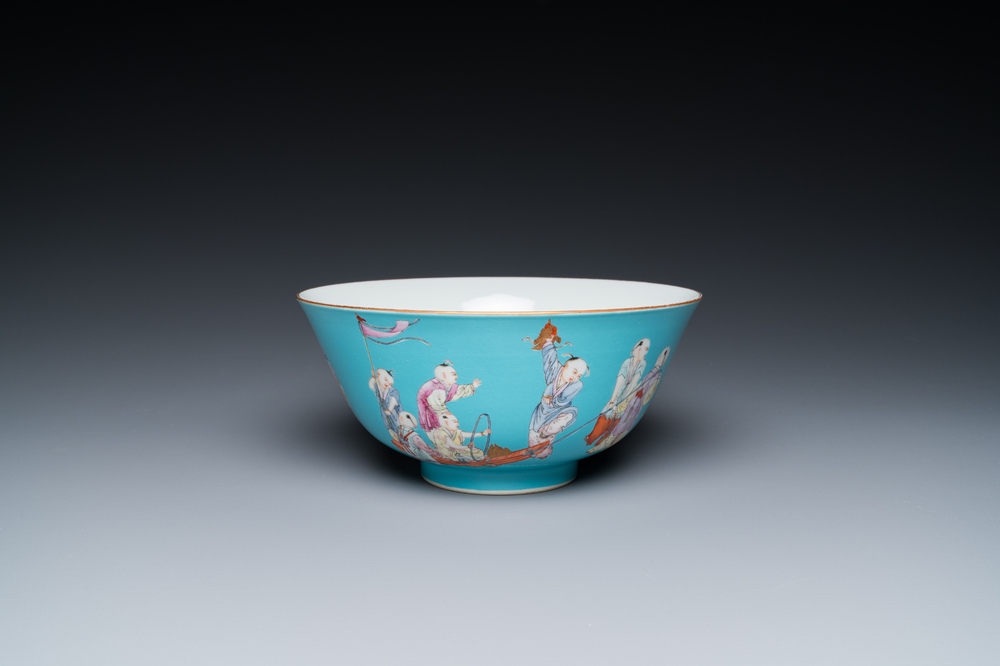 Bol en porcelaine de Chine famille rose &agrave; d&eacute;cor de gar&ccedil;ons sur fond turquoise, marque de Qianlong, 20&egrave;me