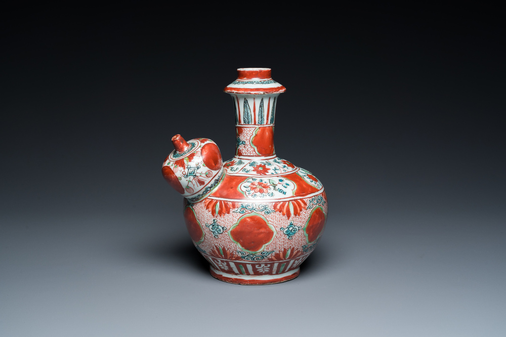 Een Chinese Swatow kendi met ornamentaal decor, Ming