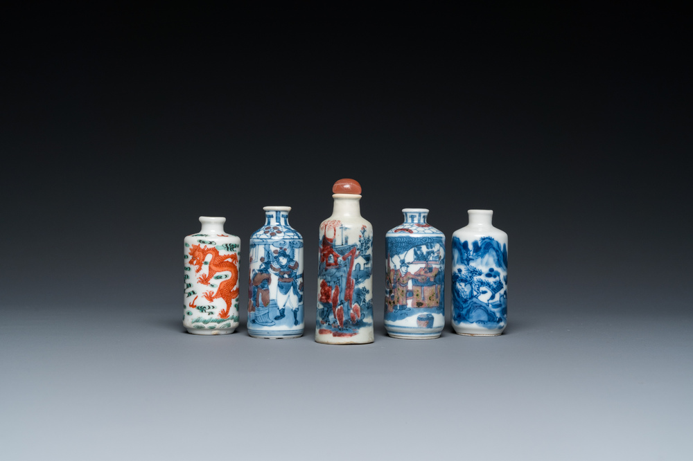 Vijf Chinese famille verte, blauw-witte en koperrode snuifflessen, 19/20e eeuw