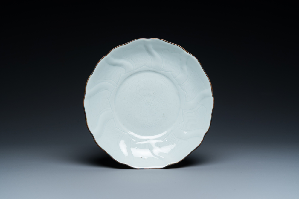Een Chinees wit-geglazuurd 'lotus' bord met onderglazuur decor, Xuande merk, Transitie periode