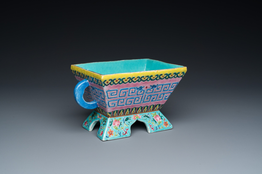 Een Chinese archa&iuml;sche famille rose wierookbrander, Daoguang merk en periode