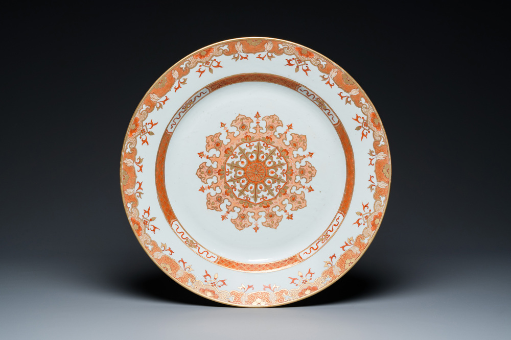 Een grote Chinese schotel met ijzerrood en verguld ornamentaal decor, Qianlong