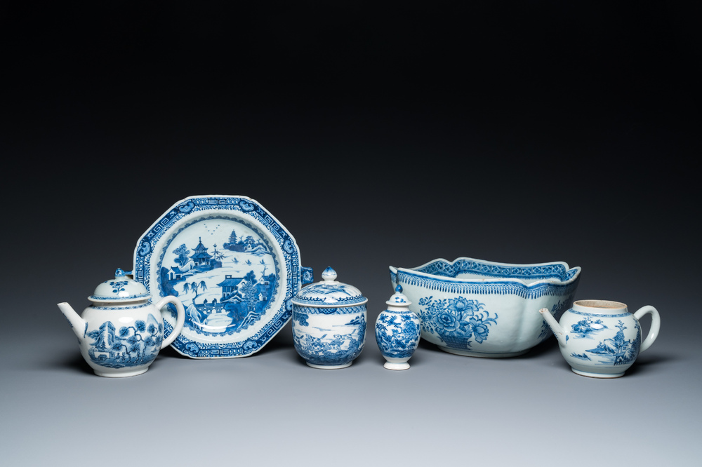 Zes stukken Chinees blauw-wit porselein, Qianlong
