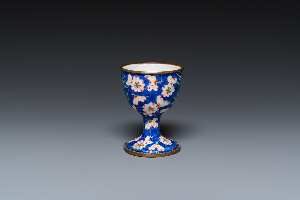 A Chinese Canton enamel egg cup, Qianlong/Jiaqing