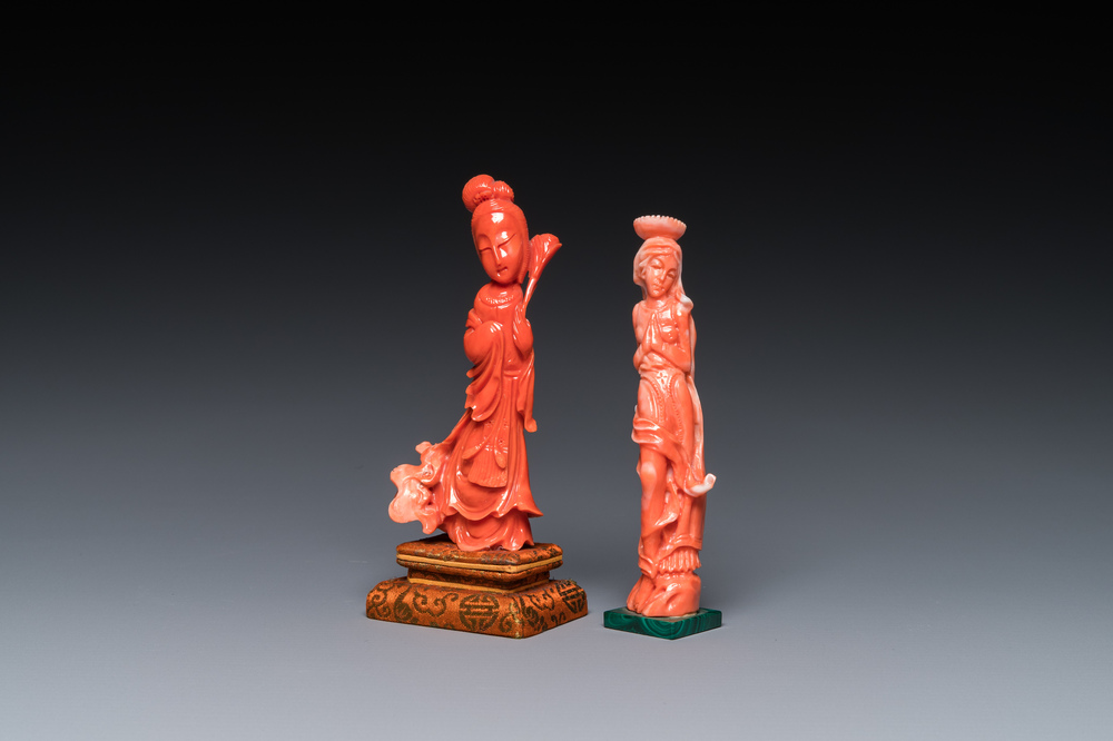 Twee Chinese bloedkoralen sculpturen van staande dames, 19/20e eeuw