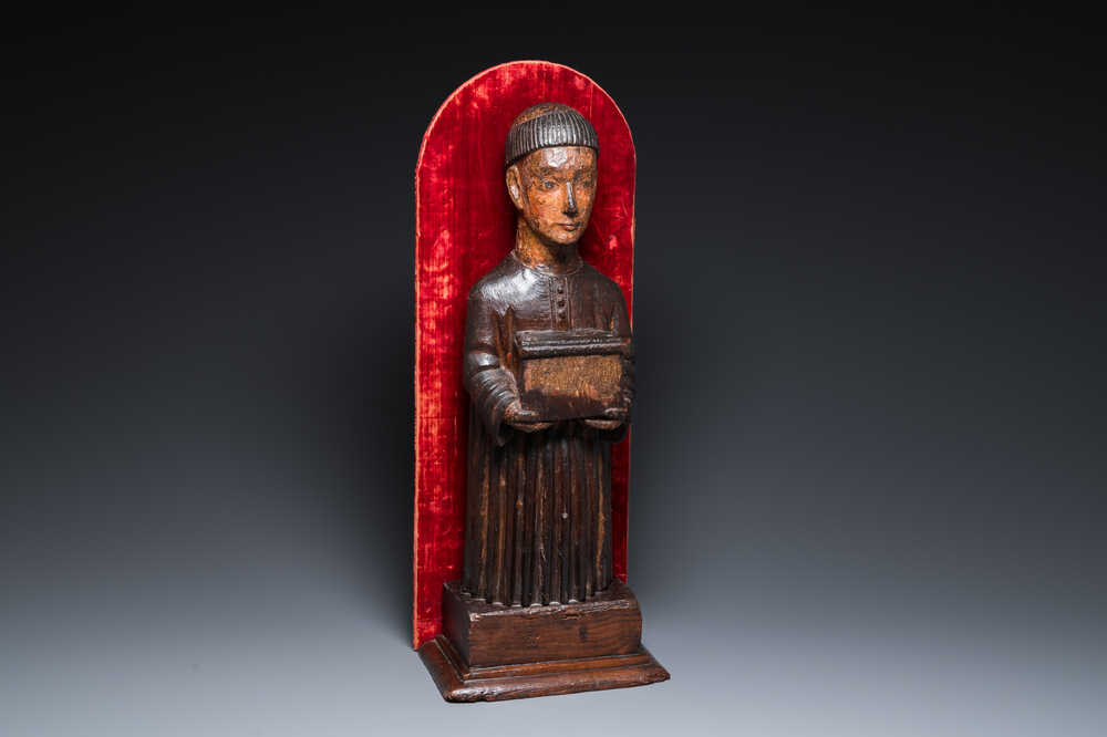 Sculpture d'un moine au coffret en bois dor&eacute; et polychrom&eacute;, probablement Espagne, 16&egrave;me