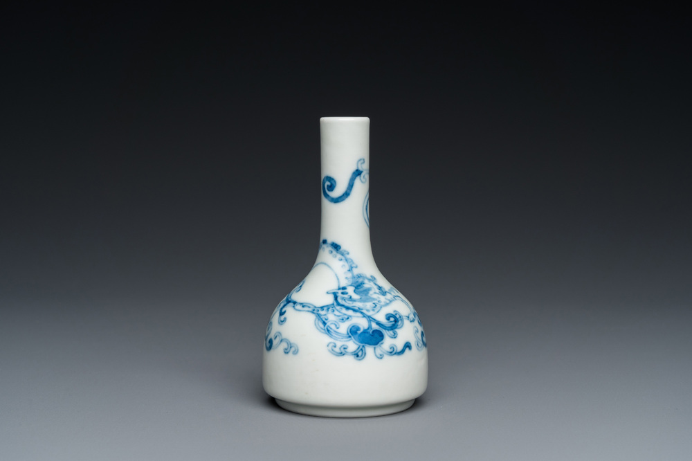 Vase de forme bouteille en porcelaine de Chine en bleu et blanc &agrave; d&eacute;cor d'un dragon, marque de Yongzheng, probablement R&eacute;publique