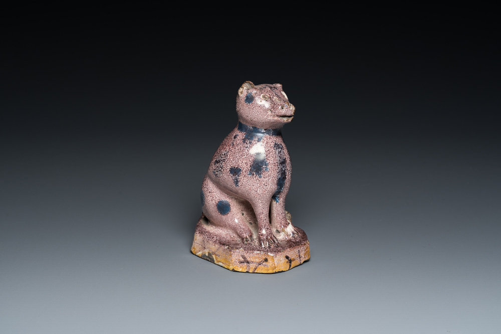 Sculpture d'un chat en fa&iuml;ence mangan&egrave;se, Nord de la France, dat&eacute;e 1709