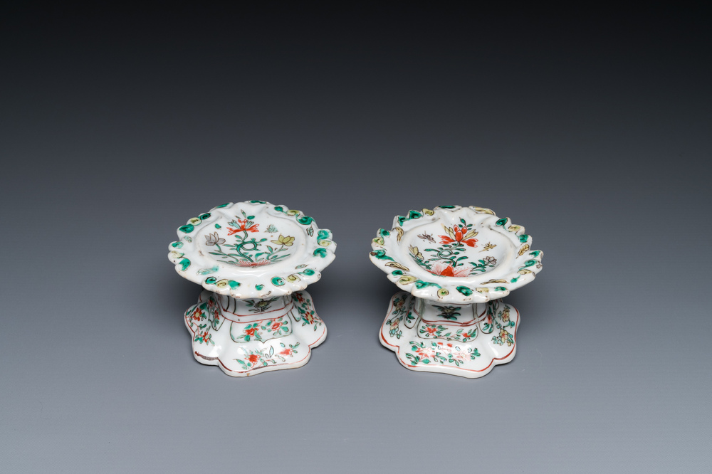Een paar Chinese famille verte zoutvaten, Kangxi