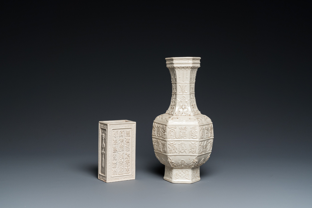 Een Chinese monochrome cr&egrave;mekleurige craquel&eacute; vaas en een penselenbeker met reli&euml;fdecor, Qing