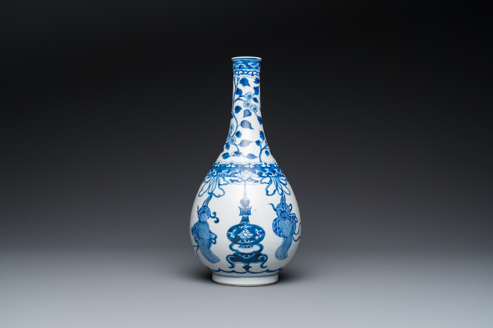 Een Chinese blauw-witte flesvormige vaas, Kangxi