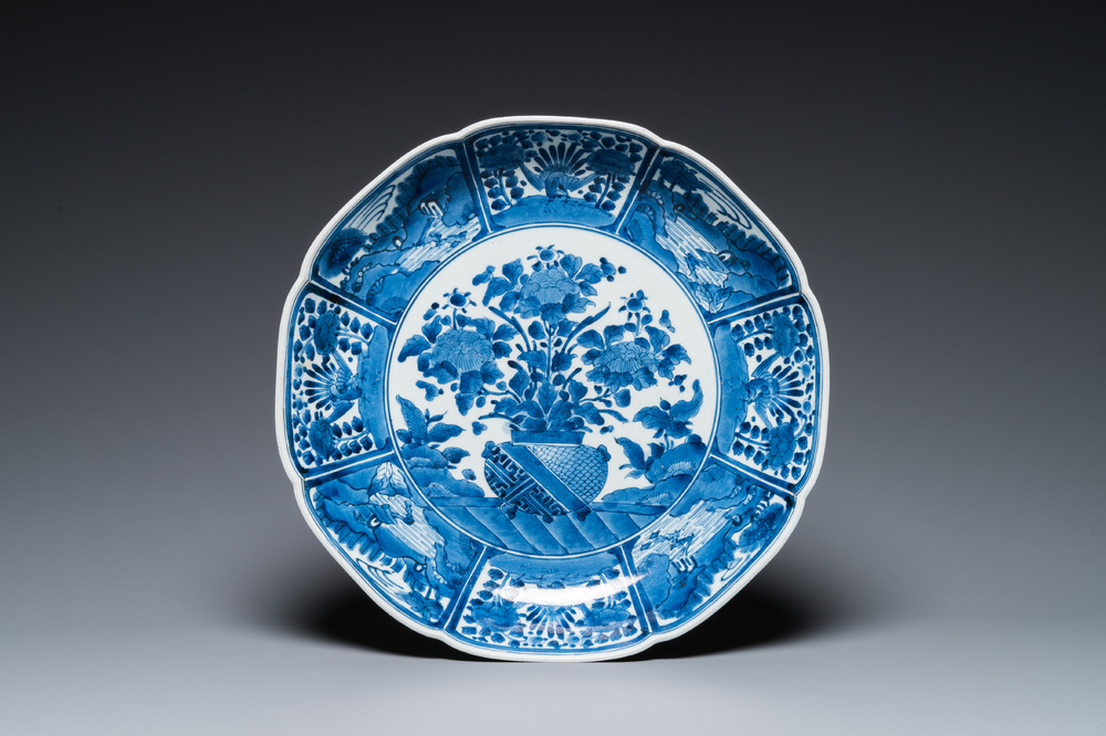 Een blauw-witte Japanse Arita schotel, Edo, 18e eeuw