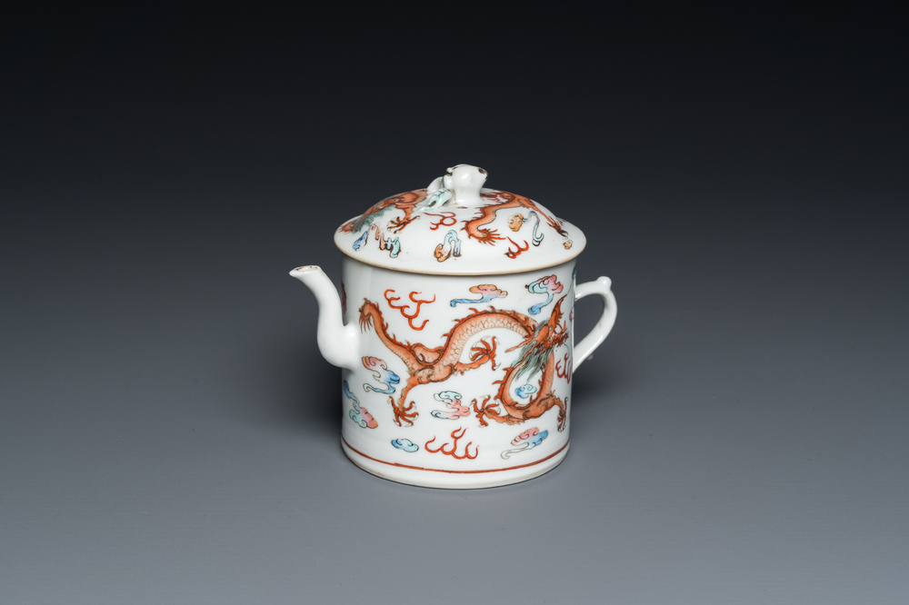 Een Chinese famille rose 'draken' theepot met deksel, Qingwan 清玩 merk, 19e eeuw