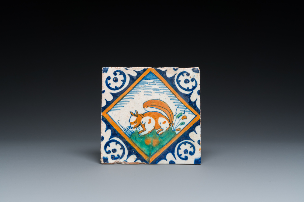 Carreau en majolique polychrome figurant un &eacute;cureuil, Pays-Bas, ca. 1600