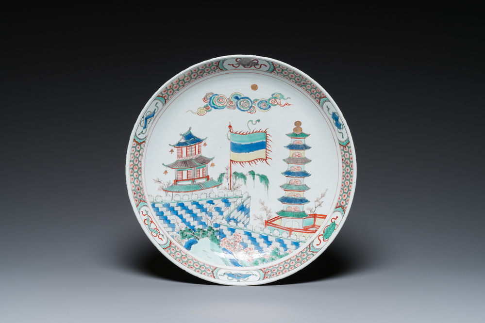Een Chinese famille verte 'pagode' schotel, Kangxi