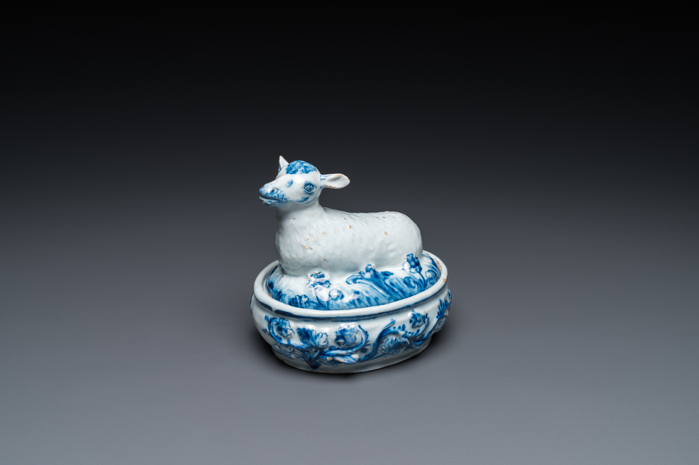 Beurrier couvert en fa&iuml;ence de Delft en bleu et blanc &agrave; d&eacute;cor d'un agneau, 18&egrave;me