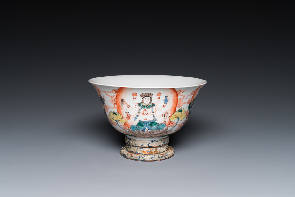 A rare Chinese famille verte 'Avalokitesvara' bowl, Da Xiong Bao Dian 大雄寶殿 mark, 19th C.