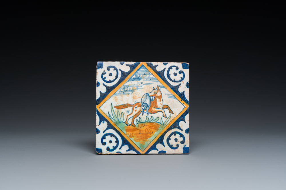 Carreau en majolique polychrome figurant un renard et sa proie, Pays-Bas, ca. 1600