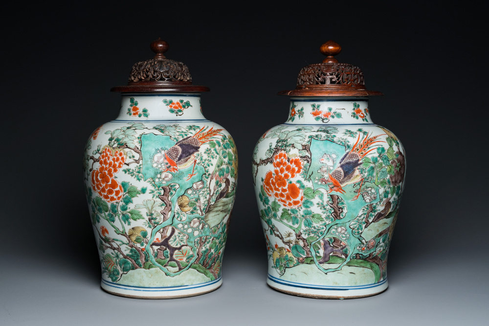 Paire de vases en porcelaine de Chine famille verte &agrave; d&eacute;cor de faisans, Kangxi