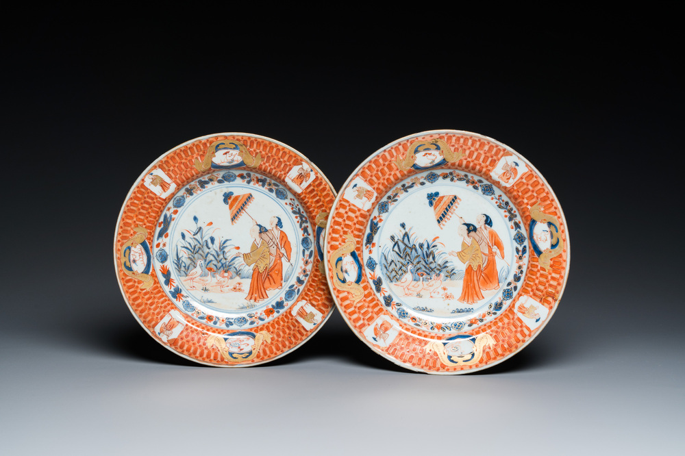 Een paar Chinese Imari-stijl borden met 'Parasoldames' naar Cornelis Pronk, Qianlong