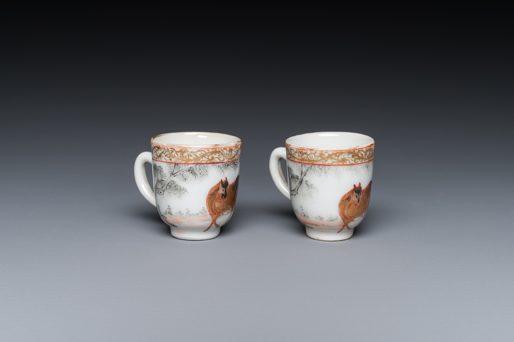 Rare paire de tasses miniatures en porcelaine de Chine &agrave; d&eacute;cor de chevaux en grisaille et dorure, Yongzheng/Qianlong