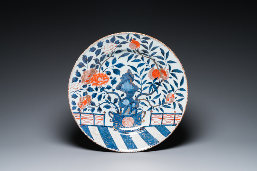 Een grote Japanse Imari schotel, Edo, 18e eeuw