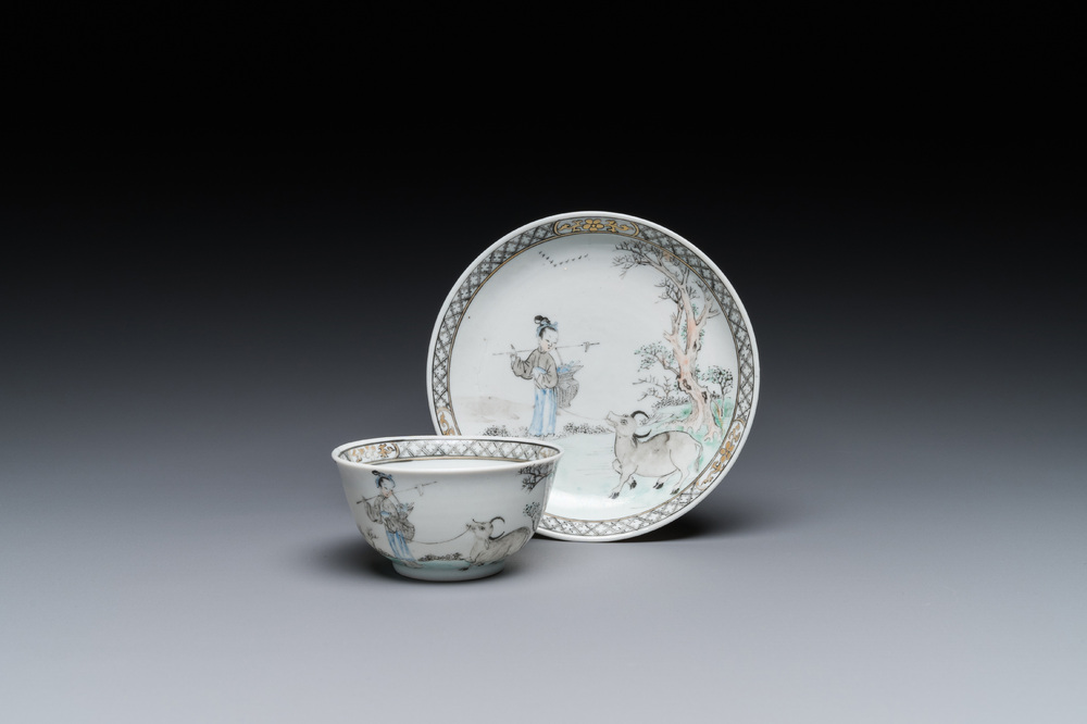 Een Chinese grisaille kop en schotel met Lan Caihe, Yongzheng