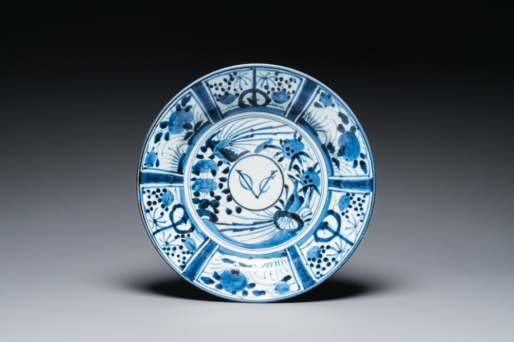 Een blauw-witte Japanse Arita schotel met VOC monogram, Edo, 17e eeuw