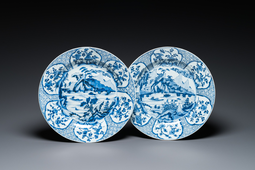 Een paar Chinese blauw-witte schotels met berglandschappen, Kangxi