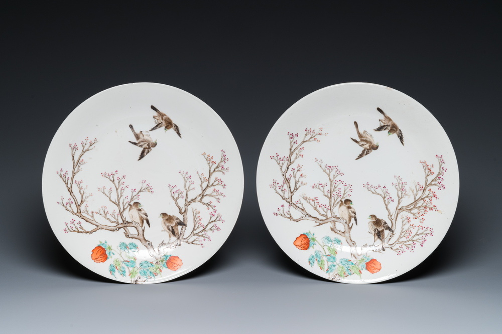 Paire de plats en porcelaine de Chine famille rose &agrave; d&eacute;cor de pies et de prunus, marque de Qianlong, R&eacute;publique