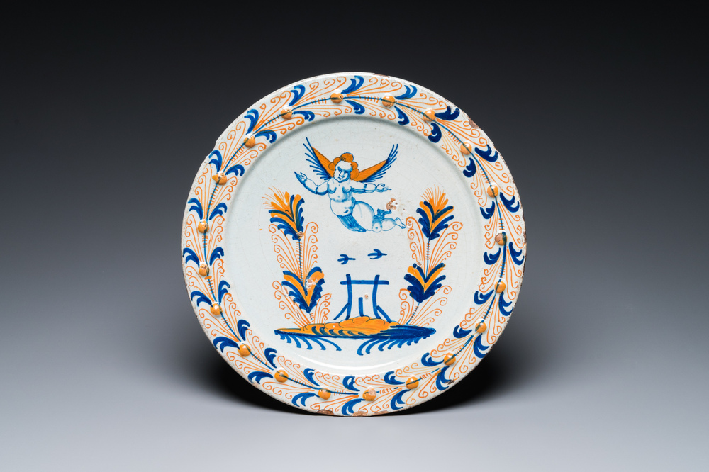 Plat exceptionnel en majolique hollandais polychrome &agrave; d&eacute;cor d'un putto volant au-dessus d'une cl&ocirc;ture, probablement Haarlem, 1&egrave;re moiti&eacute; du 17&egrave;me