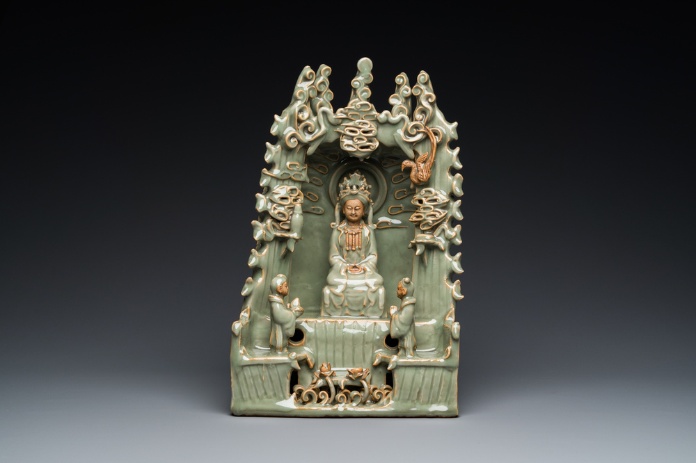 Een Chinees Longquan celadon schrijn met Guanyin, wellicht Ming