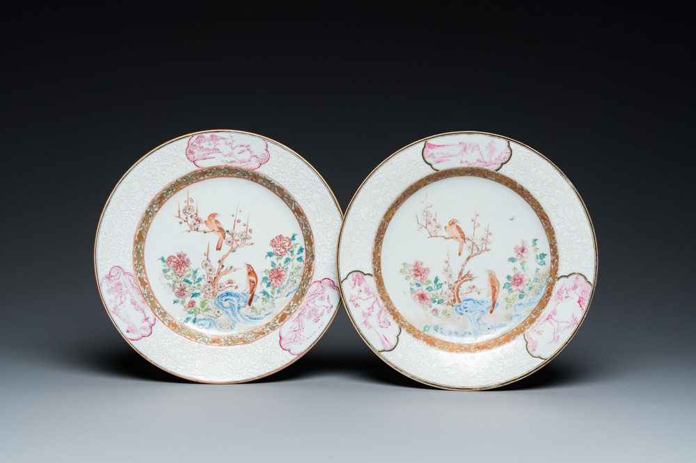 Een paar Chinese famille rose borden met eksters bij prunusbloesems met bianco-sopra-bianco randen, Yongzheng