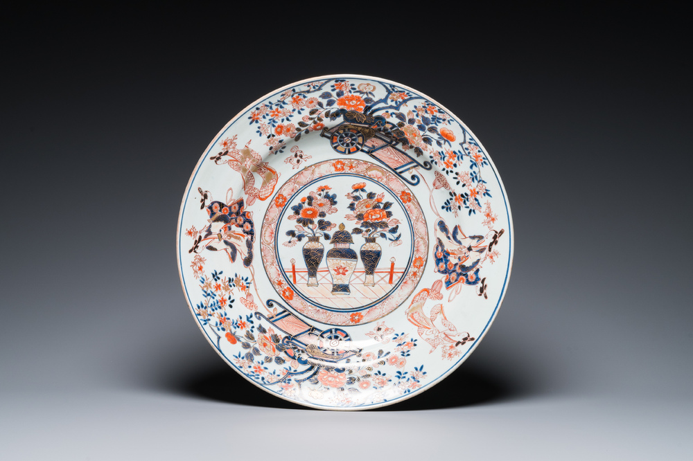 Een grote Japanse Imari schotel, Edo, 18e eeuw