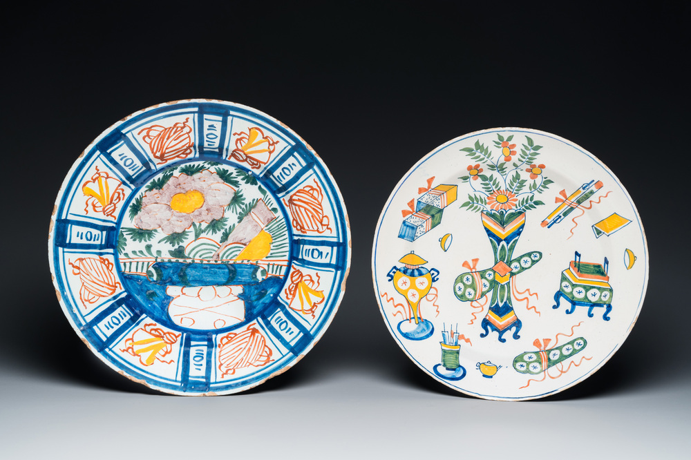 Deux plats en fa&iuml;ence polychrome de Delft, 18&egrave;me
