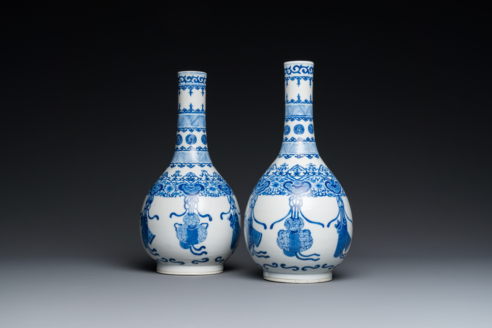 Een paar Chinese blauw-witte flesvormige vazen, 19e eeuw