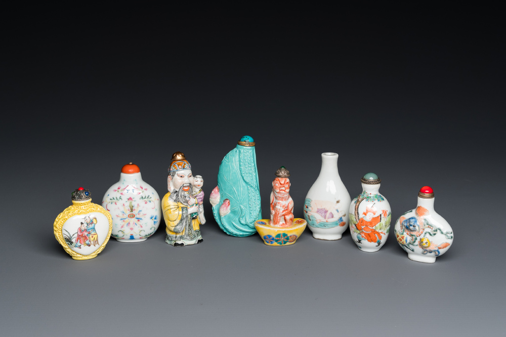 Acht diverse Chinese famille rose snuifflessen, 19/20e eeuw