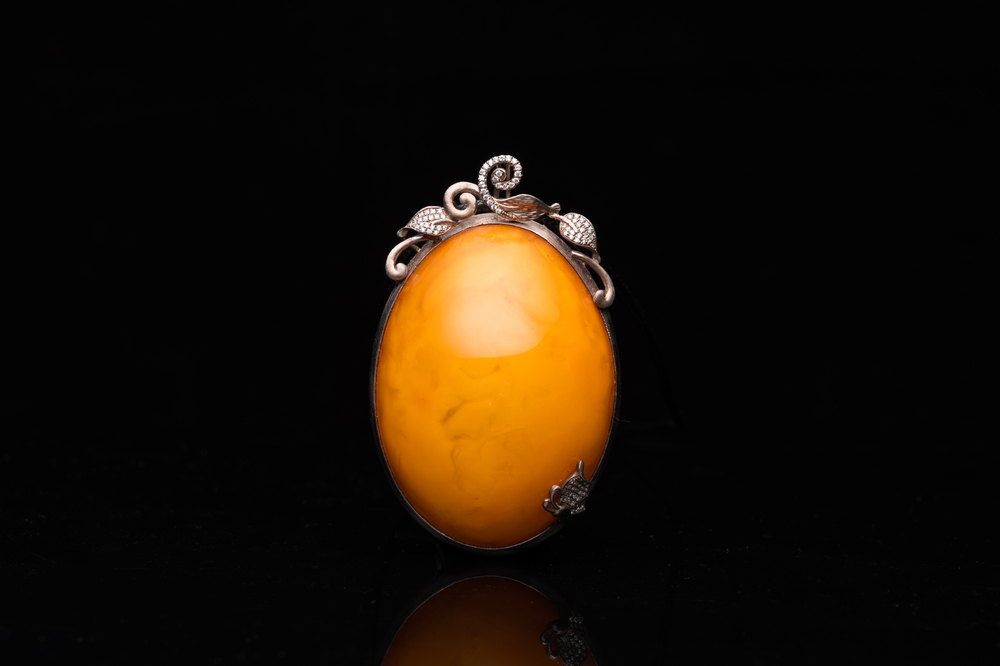 Pendentif en ambre et argent, Chine, 20&egrave;me