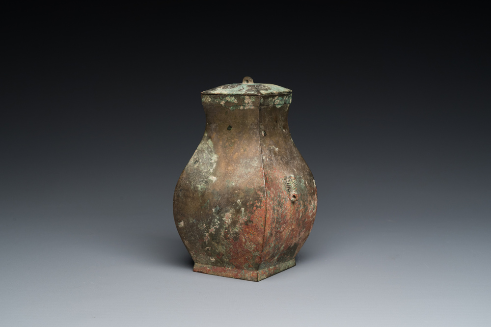 Een kleine Chinese bronzen rituele 'fang hu' dekselvaas, Periode der Strijdende Staten