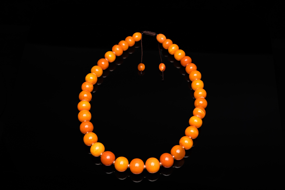 A Chinese amber necklace, early 20th C.