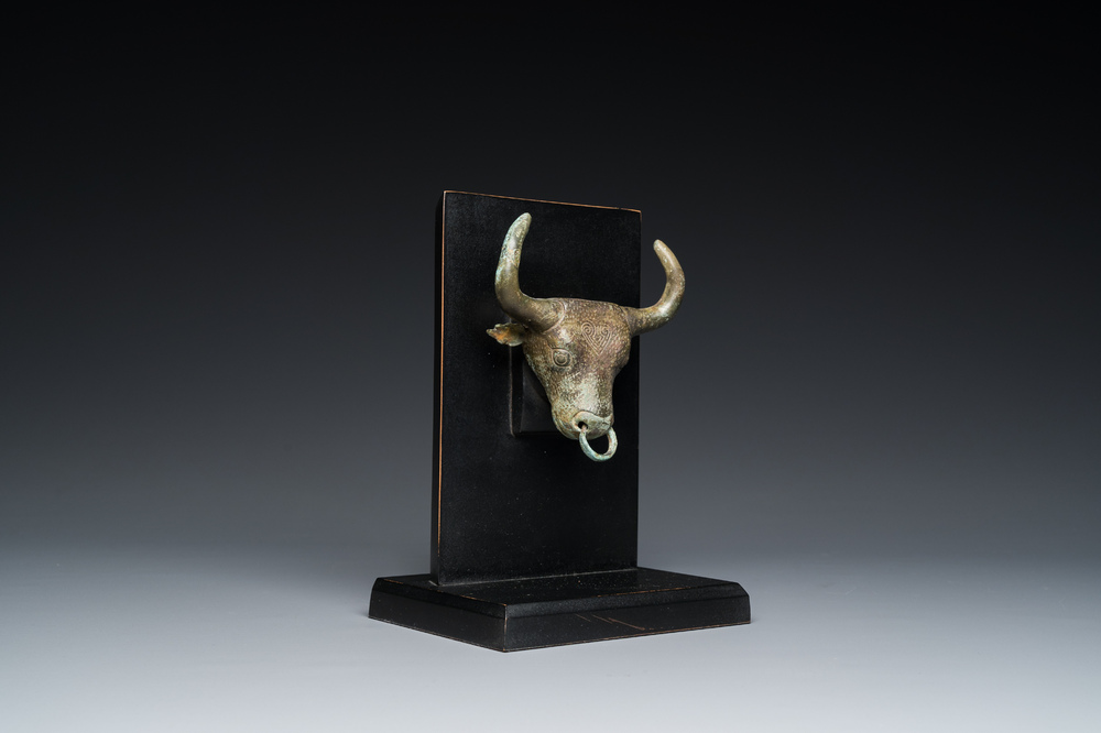 Een Chinees bronzen ornament in de vorm van een stierenkop, Periode der Strijdende Staten